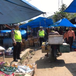 Bripka Dolar Tarigan Wujudkan Kamseltibcar lantas Yang Aman Dan Lancar Saat Pekan Di Pasar Sibande