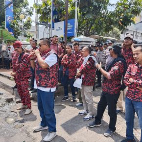 Uang nasabah raib, KKPMP wilayah banten demo bank BRI kota serang