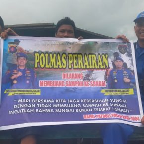 Peduli Kebersihan Lingkungan, Ditpolairud Polda Kalteng Imbau Warga Tidak Buang Sampah ke Sungai
