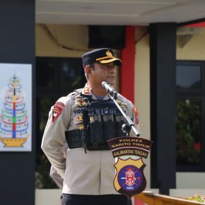 Kapolres Bartim AKBP Viddy Dasmasela pimpin Apel Kesiapsiagaan serta Latihan Sispam mako di halaman polres Bartim.