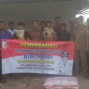 Kepala Kampung Bumi Sari Hartoni Menyerahkan Bibit Padi Ke Masyarakat