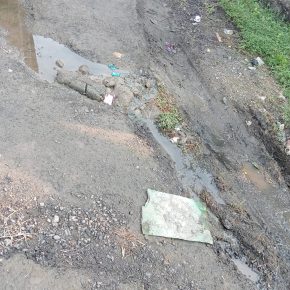 begini kelakuan pemilik yayasan pendidikan berlokasi didepan kantor kecamatan kemiri, masyarakat keluhkan kerusakan jalan ulahnya