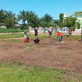 Karang Taruna Kampung Bina Bumi Bersih Bersih & Pembuatan Lapangan Bola Voli Putri