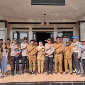 Polsek Talun Polresta Cirebon ” Ngopi Aspirasi Jumat Curhat” Bersama masyarakat Desa. Cirebon Girang.