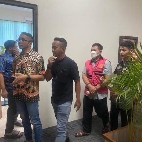 Ahmad Khazani Msi di beri hadiah Rompi Oren oleh Kejari Kabupaten Pasuruan,Tindakan Korupsi Pemotongan Insentif.
