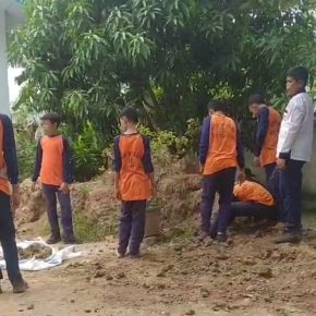 Di Duga Menyalahi Jam Belajar ,Pihak Sekolah Suruh Anak Didik Bekerja Ratakan Gundukan Tanah Di Sekolah SMP Negeri 8 Tebing Tinggi