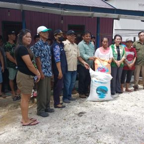 Anggota DPRD Kab.Gumas Pdt. Rayaniatie Djangkan,M.Th. melalui pokirnya menyalurkan bantuan berupa benih dan pakan ikan