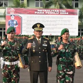 Danrem 043/Gatam berikan Penghargaan kepada Pratu Satria Jaya Kodim 0412/LU Raih Medali Emas Juara 1 Tinju Amatir.