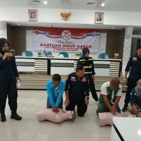 Satlantas dan Sidokkes Polresta Cirebon Berikan Pelatihan BHD Bagi para Pengemudi Bus Dalam Rangka Hari Bhayangkara ke- 78