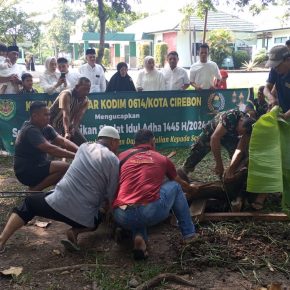 Peduli dan Berbagi Untuk Sesama, Kodim 0614/Kota Cirebon Bagikan Daging Hewan Qurban