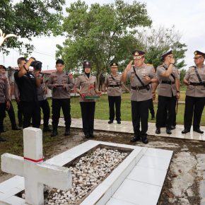 Peringati Hari Bhayangkara Ke-78, Polda Kalteng Gelar Ziarah dan Tabur Bunga di TMP Sanaman Lampang