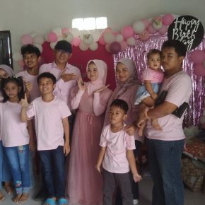 Kepala Desa Lontar Terlihat Bahagia dalam Acara Ulang Tahun Putrinya yang Ke-3 dan Tasyakuran Kelulusan dari Sekolah Dasar