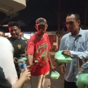 Berbagi Kebaikan , Team Dokter Sim Siyen Bagikan 200 Kotak Nasi Goreng Gratis Kepada Anak Jalanan dan Para Pengemis