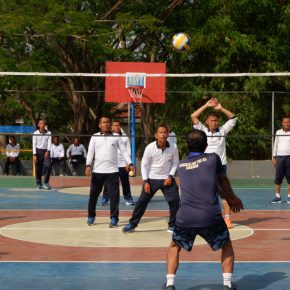 Jelang Peringatan Hari Jadi Lanal Cirebon, Danlanal Cirebon Gelar Pertandingan Bola Voli