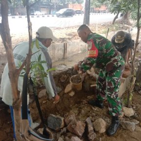 Babinsa Larangan Ikut Perbaiki Tanggul Sungai Yang Longsor.