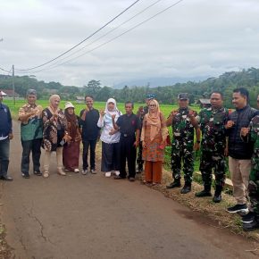 Pasiter Dim 0620/Kab Cirebon, Dampingi Staf Kementan Cek Mesin Pompa Air Pertanian