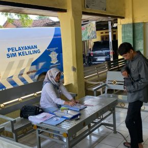Tindak Lanjuti Aduan Warga dalam Jum’at Curhat, SIM Keliling Polresta Cirebon Hadir di Susukan