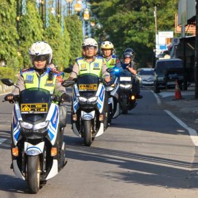 Kapolresta Cirebon Pimpin Patroli Sepeda Motor Sambang Kamtibmas Bersama Anggota DPR RI