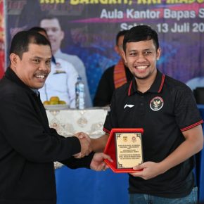 Dodi Darmawan Atlit Juara Dunia Karate (WKF) dan Kompol Hodge Daniel Aritonang hadir pada MUSCAB I KKI SIBOLGA