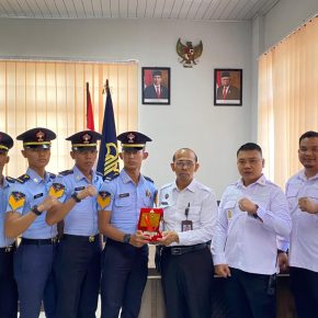 Taruna Poltekip Berikan Kenang – kenangan Berupa Plakat Kepada Lapas Kelas IIA Pancur Batu Kanwil Kemenkumham Sumut Tanda Masa Orlap dan PKL Telah Selesai