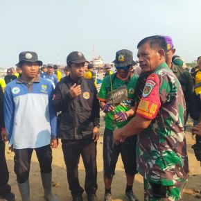 Cegah Erosi Pantai,  Danramil 1403/Lemahwungkuk dan Babinsa Ikut Tanam 10.000 Mangrove.