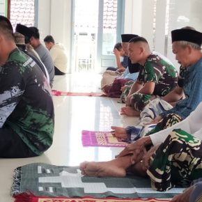 Anggota Satgas TMMD ke 121 Kodim 0620/Kab Cirebon, Taat Beribadah