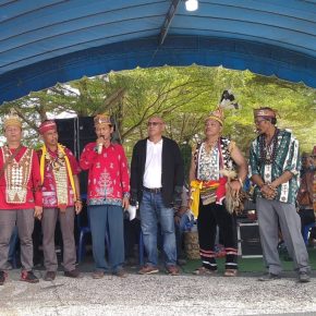Ratusan massa demonstrasi yang tergabung dalam Kapakat Dayak Bersatu Kalimantan Tengah, kembali menggelar aksi damai di depan Kantor DPRD Provinsi Kalimantan Tengah, tepatnya di Tugu Soekarno pada Senin