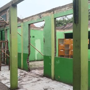 Diduga Pemborong Proyek Rehabilitasi Ruang Guru SMPN 1 Kemiri Menghindar dari Sorotan Wartawan
