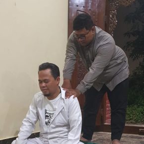 Ketua PCNU Kabupaten Tangerang KH. Hafis Gunawan, S.Pd.I, Menjalani Terapi Punggung di Kediaman Dr. H. Muhamad Qustulani, MA. Hum.