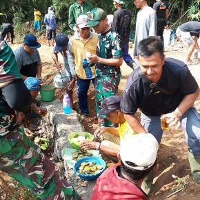 Kebersamaan Satgas TMMD dan Warga, Hilangkan Rasa Lelah Usai Bekerja