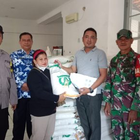 Pastikan Tertib dan Aman, Babinsa Panjunan Dampingi Warganya Dalam Menerima Bantuan Beras. 