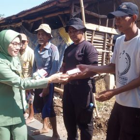 Beri Semangat, Para Ibu Persit Kunjungi Satgas TMMD