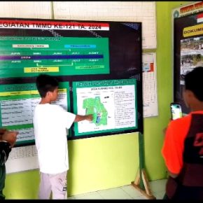 Anak SMP datang ke posko TMMD untuk menanyakan tentang teritorial desa Kubang untuk tugas ips