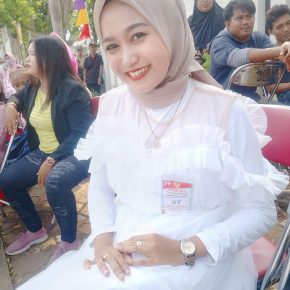 Kemunculan gadis cantik Menjadi Sorotan Setelah mengikuti dan mendapatkan juara 1 untuk yang ke tiga kalinya menjadi peserta Lomba Karaoke di tingkat Kecamatan Kemiri