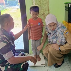 Partisipasi Babinsa Kesambi Dalam Pendampingan Kegiatan Posyandu, Cegah Anak Stunting