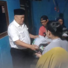 Calon Bupati Kabupaten Tangerang bapak H. Zulkarnain S.E(bang zull) Kembali Membagikan BPJS dan buku tulis untuk anak-anak Ke Desa-Desa yang ada di kecamatan Kosambi.