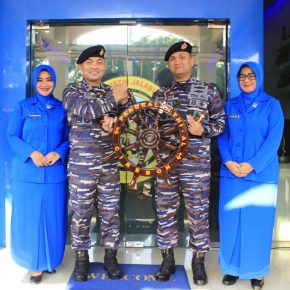 Tradisi Penyerahan Kemudi Markas Komando Akhiri Rangkaian Sertijab Danlanal Cirebon 