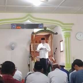 Erzaldi Mejadi Khotib Jum’at di Desa Banyu Asin Kecamatan Riau Silip Bangka