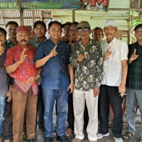 Calon Bupati Sergai H.Darma Wijaya Bercengkaramam Dengan Warga di Warung Kopi Pak Sunar Desa Sei Rejo Sei Rampah