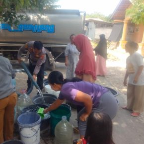 Polsek Gempol Distribusikan Bantuan Air Bersih di Desa Gempol
