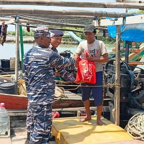 Jelang HUT TNI Ke-79, Lanal Cirebon dan Posal Jajaran Laksanakan Kegiatan Bakti Sosial Jumat Berkah Kepada Masyarakat Kurang Mampu 