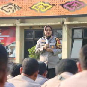 Kapolresta Cirebon Berikan Arahan kepada Bhabinkamtibmas