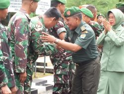 Komandan Kodim 0614/Kota Cirebon Lepas Anggota Purna Tugas Dengan Tradisi Sangkur Pora
