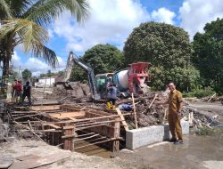 Dinas Pekerjaan Umum (DPU) Kabupaten Gunung Mas Membangun Pengendalian Banjir Kawasan Jalan Jend Soedirman Kota Kuala Kurun