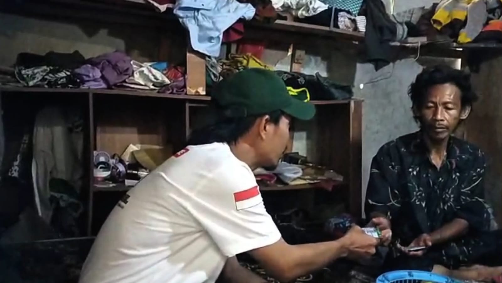 Pewarta aktualnews saat mewawancarai Kusnadi salah seorang warga Desa Mauk Barat Kec. Mauk(dok.Roy/aktualnews)