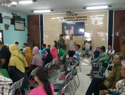 Babinsa dan Bhabinkamtibmas Sukapura Bersinergi Amankan Penyaluran Kartu ATM PKH dan Sembako 2025