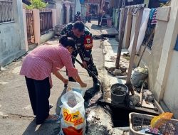 Babinsa Panjunan Ikut Gotong Royong dalam Kerja Bakti Serentak di Lemahwungkuk