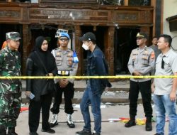 Polresta Cirebon Gelar Bakti Sosial dalam Rangka Hari Jadi Polwan ke-77, Kapolresta Bagikan Puluhan Paket Sembako untuk Ojol dan Warga