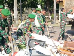 Anggota Koramil 0620-13/Sumber Kodim 0620/Kab. Cirebon Bantu Pembersihan Kantor DPRD Kab. Cirebon Pasca Kerusuhan Unjuk Rasa 30 Agustus 2025