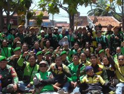 Aksi Damai Ojol Dukung Kondusifitas, Berikan Bunga kepada TNI-Polri di Kota Cirebon